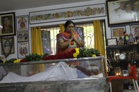 Celebrities pay tributes to Bapu Photos